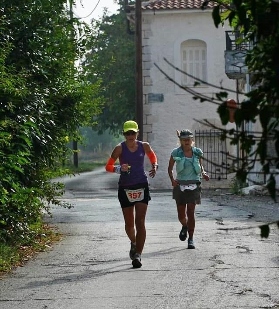 Jeanette og Ninette fullførte Spartathlon i ekstrem varme landsby.jpg