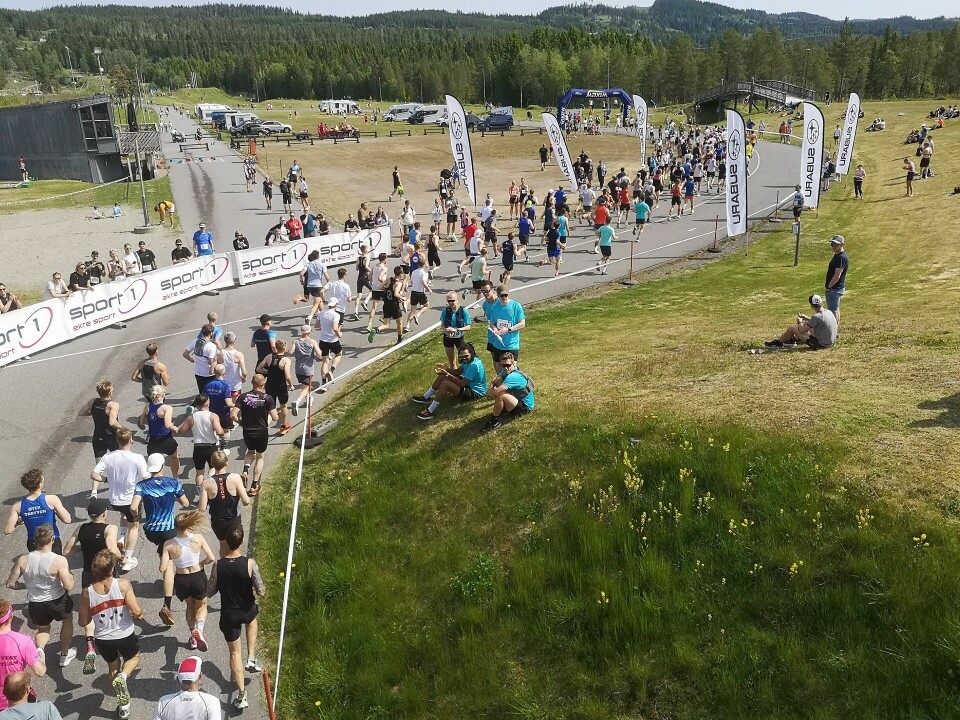 Det gikk slag i slag med puljestarter på Birkebeinerens skistadion fram til kl 12.40 lørdag. Her er det løperne i pulje 1 som legger av gårde. (Foto: Rolf Bakken)