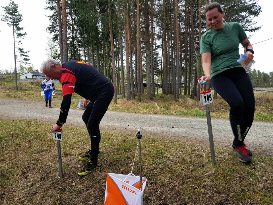 Steinar Libak og Mari Norstad Opsahl målstempler.