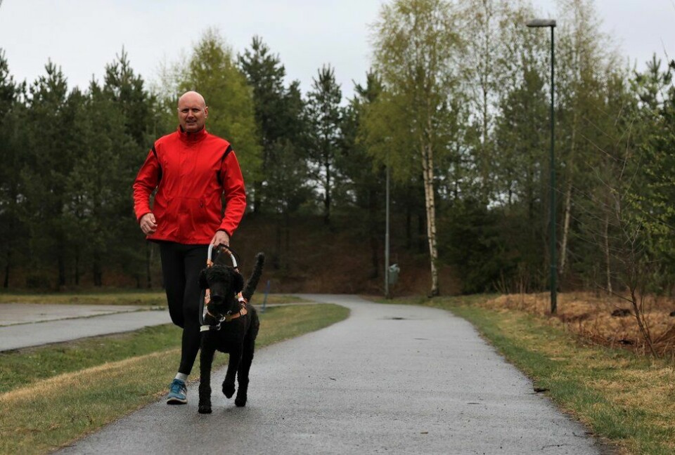 Håkon Gisholt får hjelp av hunden for å komme seg ut på løpetur. (Foto: Marianne Røhme) Håkon Gisholt får hjelp av hunden for å komme seg ut på løpetur.