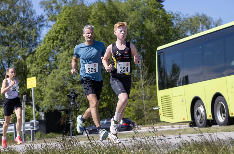 Her ser vi skikongen Thomas Alsgaard i rygg på 15-år gamle Balder Lindkvam-Nakkeid fra Sørumsand. (Foto: Bjørn Hytjanstorp)