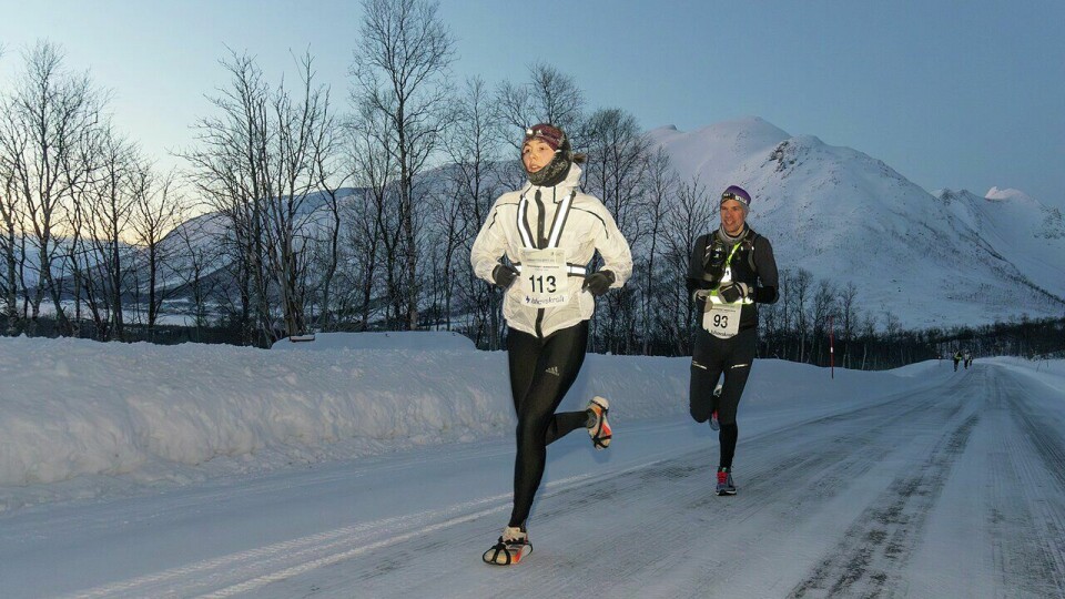 Yngvild Kaspersen leder maraton mens Johan Lid Nordby henger i rygg. Disse to vant da også distansen.(Foto.: Polar Night Marathon/Zoltan Tot) Polar Night Marathon 2025