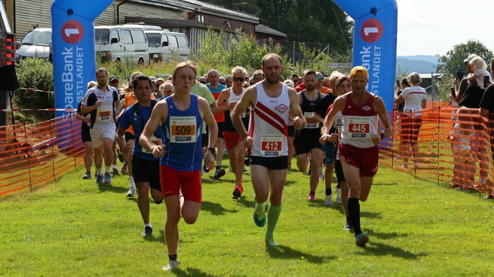 Fra starten på mila i 2024 (Foto: Marianne Røhme) De tre beste menn på Kongsvingermila under Kongsvinger Maraton 2024. F.v: vinner Martin Holtet, Henrik Nilsen, som kom på andreplass, og Hakon Heimly som kom på tredje.