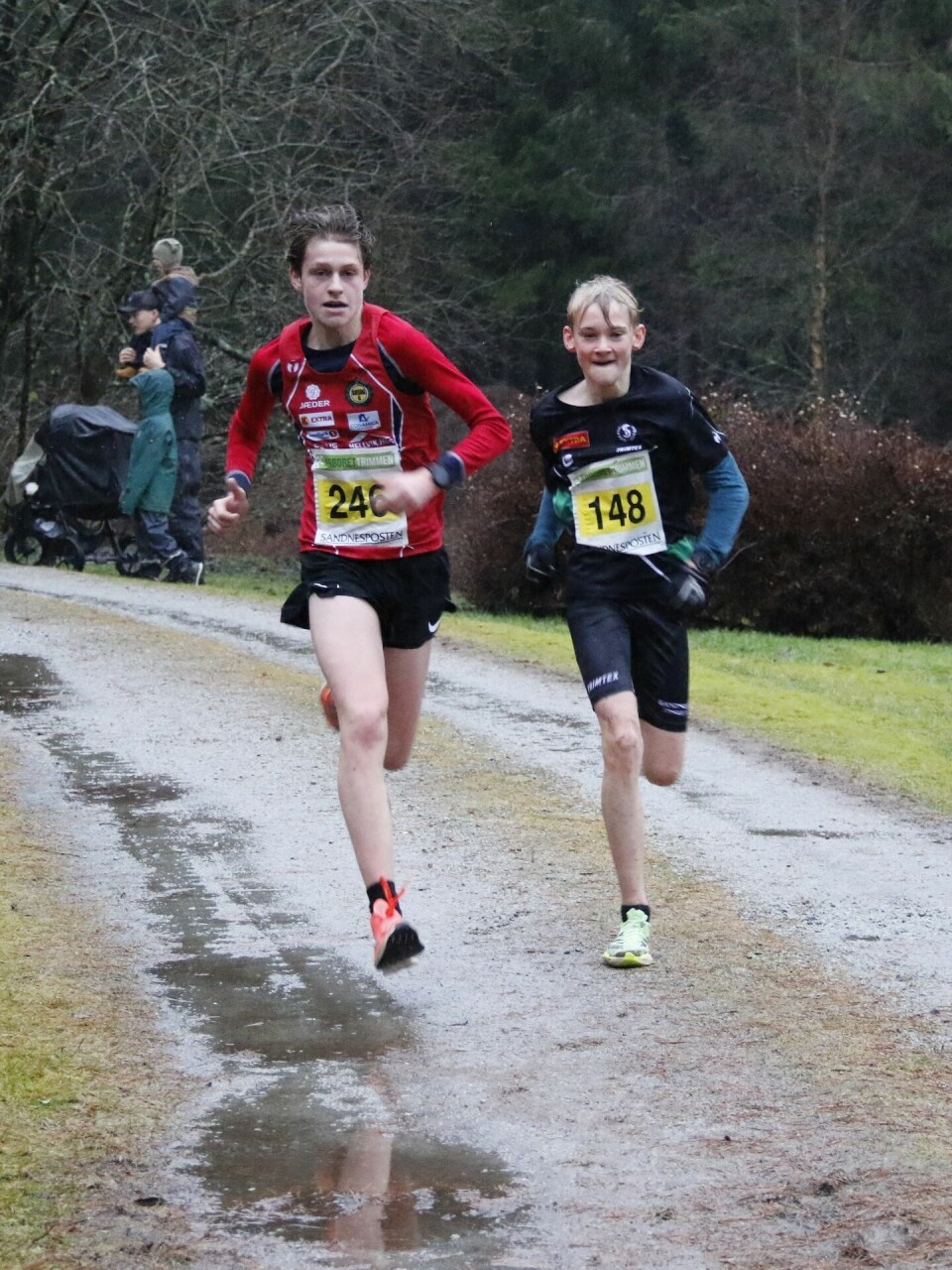 Ungdommelig oppgjør mellom Lars Håkon Oftedal (246) og Albert Askeland som begge klokket inn på på 8:59. (Foto: Foto: Geir Eikeskog/Sandnes IL Friidrett)