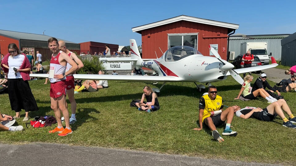 Fly og løpere om hverandre før start. (Foto: Tom-Arild Hansen)