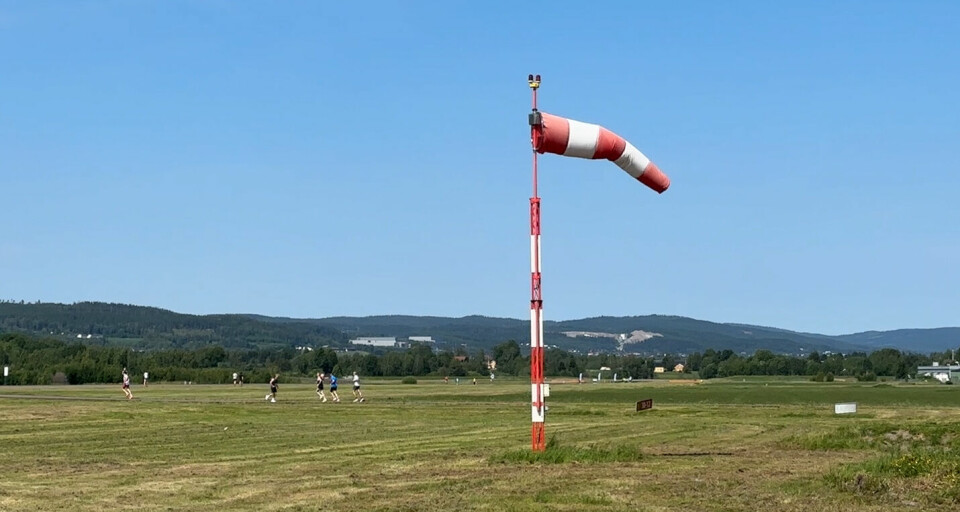 Man trenger ikke å lure på om det blåser på en flyplass. Pølsa gir svaret. Her kan man se at det blåser 3-4 meter per sekund. (Foto: Tom-Arild Hansen)