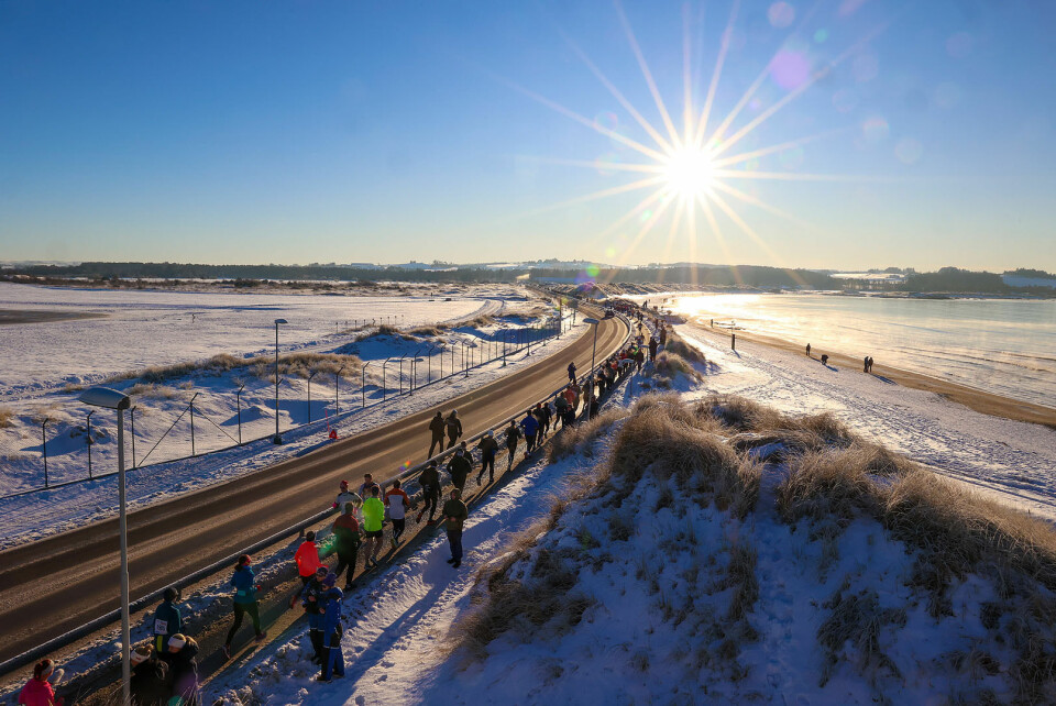 Det var sol, vindstille og snø på Solastranden i dag. Det er ikke typiske forhold hvis vi skal tro dem som kjenner forholdene der.