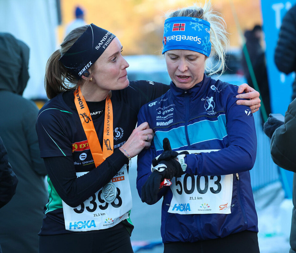 Kine Nøttveit og Marie Bakke kan gratulere hverandre med vel gjennomført halvmaraton. De ble nummer 6 og 7, bare med 8 sekunders forskjell dem imellom.