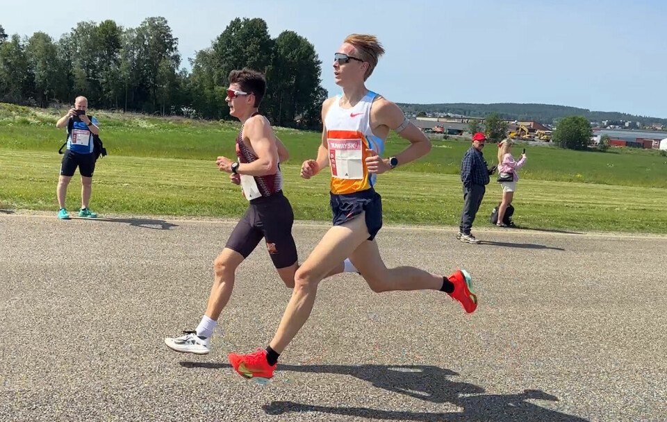 Med 600-700 meter igjen avanserte Fredrik Sandvik opp på siden av Sigurd Skogan Brensholm. (Foto: Tom-Arild Hansen)