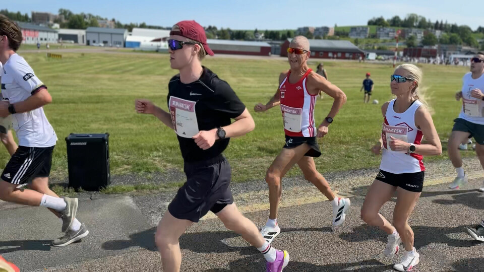 Ger van Graas (rød Vidarsinglet) var godt fornøyd med 18.55. Hege Njå Bjørkmann fra samme klubb løp på 19.07 i dag. (Foto: Tom-Arild Hansen)