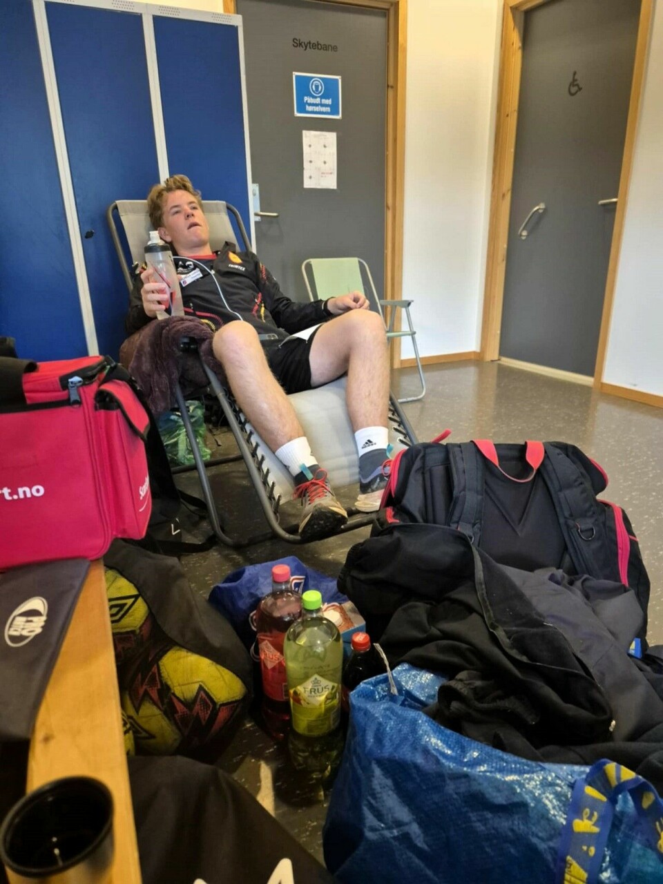 17-åringen Peder Hagen i typisk restitusjons-modus og -miljø mellom slagene på Koppang. (Foto: Anna Ragnhild Salberg Hagen)