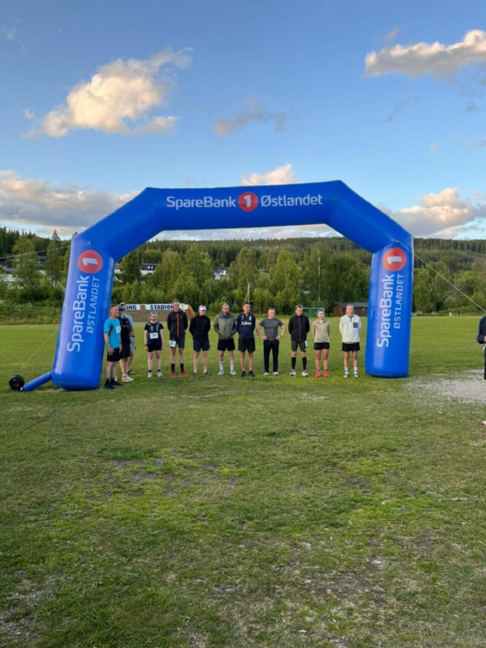 Fra premieutdelingen med de 12 som løp 10 runder eller mer. (Foto: Michelle Skurdal)