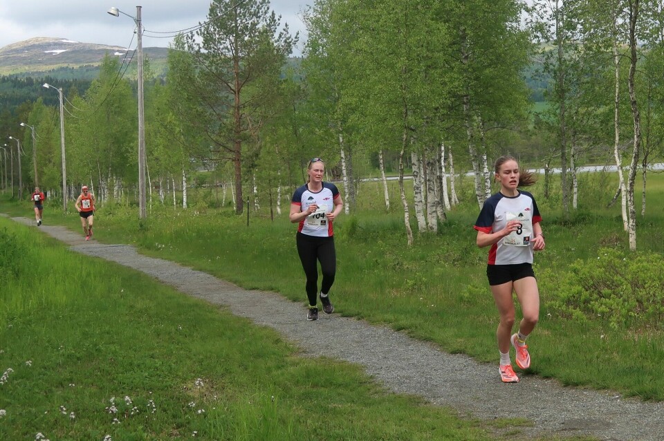 Fra løypa etter ca 2,5km med Ane Bakk Solem foran Maren Hoston. Fra løypa etter ca 2,5km.(Foto: Gunnar Bureid)