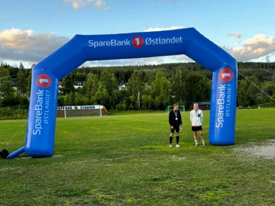 Begge vinnerne, David Stefan Rieger og Marte Kjøren, i den grønne og lyse sommerkvelden midt i Østerdalen. (Foto: Michelle Skurdal)