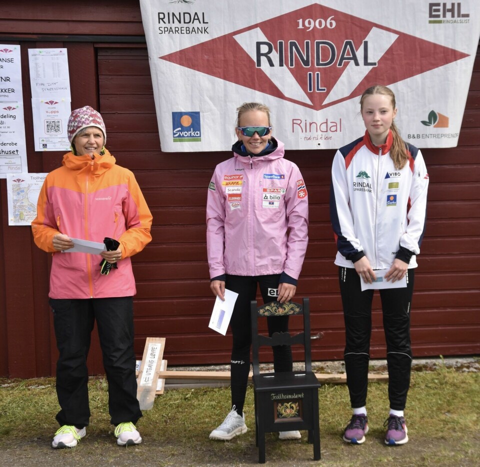 De tre beste kvinner uansett klasse: I midten Berit Mogstad med den rosemalte kiststolen. Til v. nr.2 Ann Kristin Amundsen (50-59) og til h. Anna Børset (15-16 år)(Foto: Gunnar Bureid)