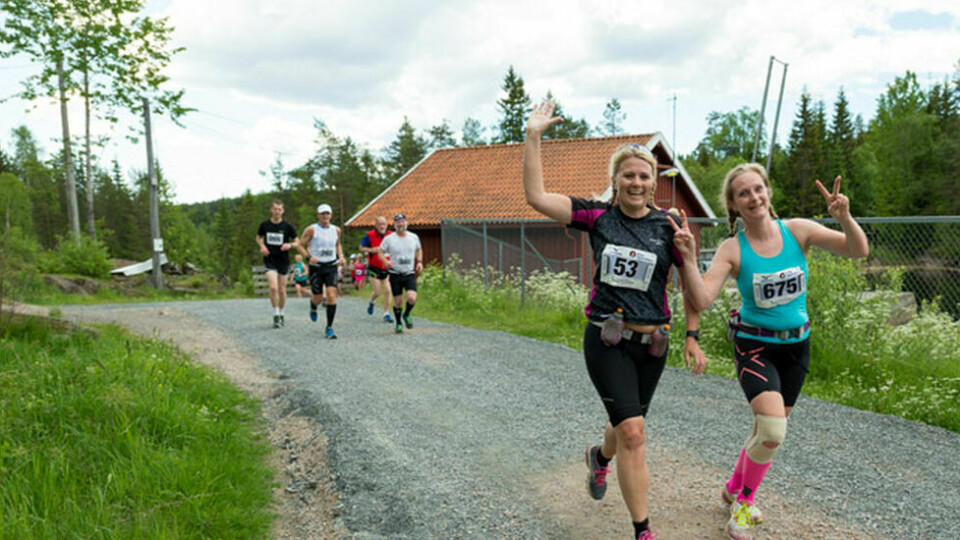 Hege Kvitting og Beate Elvebakk koser seg i Nordmarka Skogsmaraton rett nord for Skjærsjødammen. Foto: Erling Pande Braathen. Hege Kvitting og Beate Elvebakk koser seg i Nordmarka Skogsmaraton rett nord for Skjærsjødammen. Foto: Erling Pande Braathen.