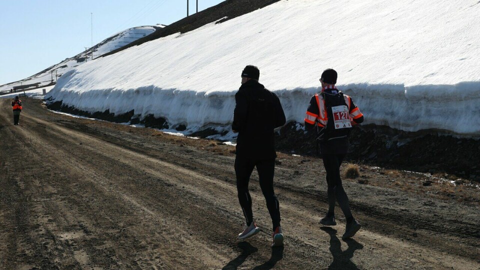 Sverre Laksen løper med startnummeret på ryggen under Spitsbergen Marathon 2023