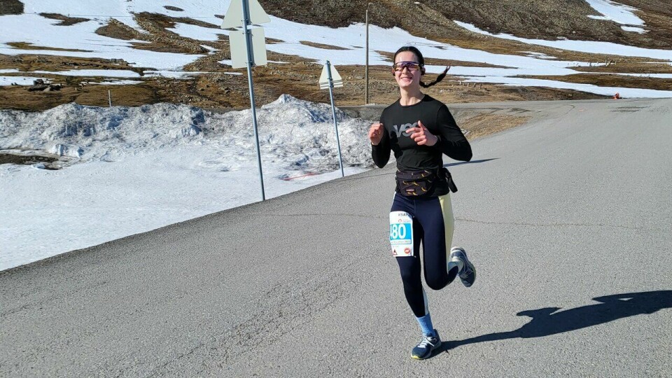 Spitsbergen Marathon 2023: Svenske Malin Stavridis var ved godt mot før sluttspurten som ga delt seier på Spitsbergenmila.
