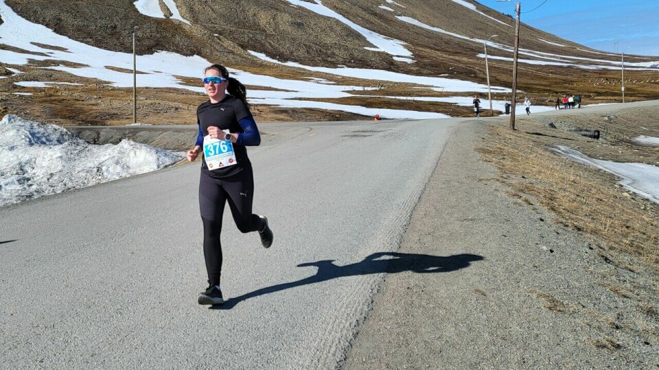 Spitsbergen Marathon 2023: Norske Linn Baarlid delte seieren på Spitsbergenmila med svenske Malin Stavridis som la inn en knallspurt mot slutten.