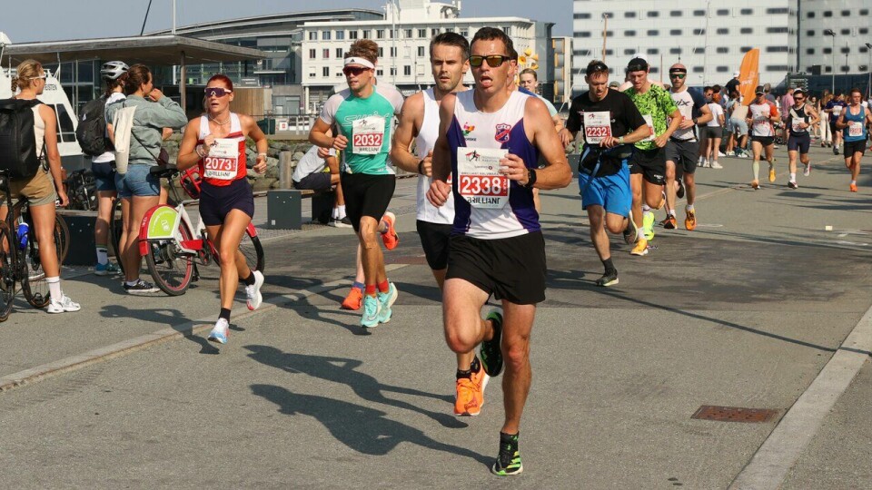 Camilla-Marie Flaaten (t.v) kom på tredjeplass på halvmaraton under Trondheim Maraton