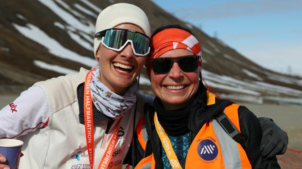 Vinner: Kine Gevoll vant halvmaraton under Spitsbergen Marathon og takket følgesyklist Franka Leiterer for god støtte.