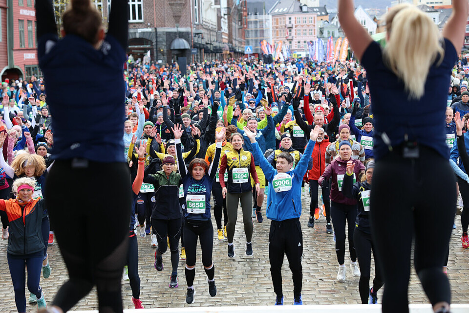 Over 9500 deltok i løpsfesten Bergen City Marathon (Bilde 51-100) Oppvarming på Bryggen