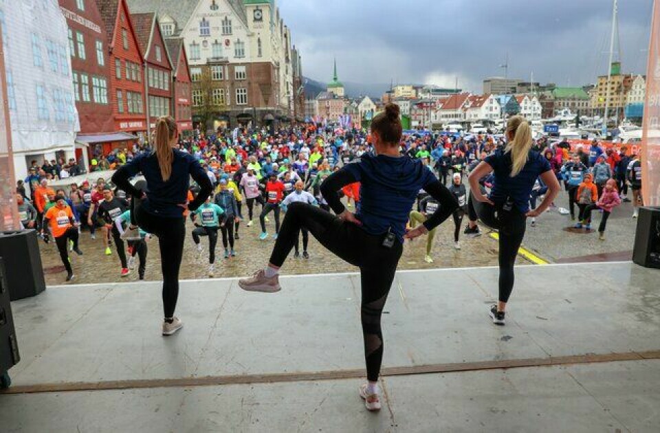 Over 9500 deltok i løpsfesten Bergen City Marathon (Bilde 51-100) Bergen City Marathon 2023, oppvarming på Bryggen