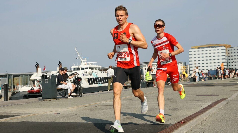 Lasse Blom (fremst) og Henning Halvorsen Offigstad kom på henholdsvis fjerde og tredjeplass på halvmaraton under Trondheim Maraton