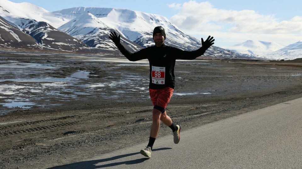 Raeto Van Sprecher vinker til fotografen under maraton i Spitsbergen Marathon 2023
