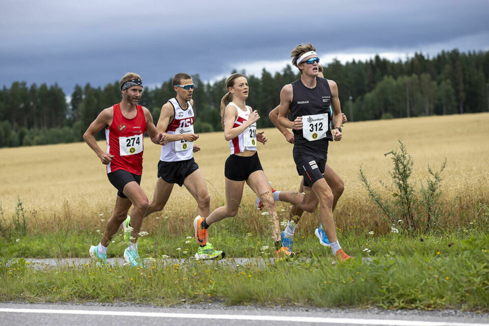 Live Solheimdal, SK Vidar vant kvinneklassen på 5 km med 16.52. Erik Kjønnø Støa, IL ROS (startnummer 16) løp på 16.59. (Foto: Bjørn Hytjanstorp)