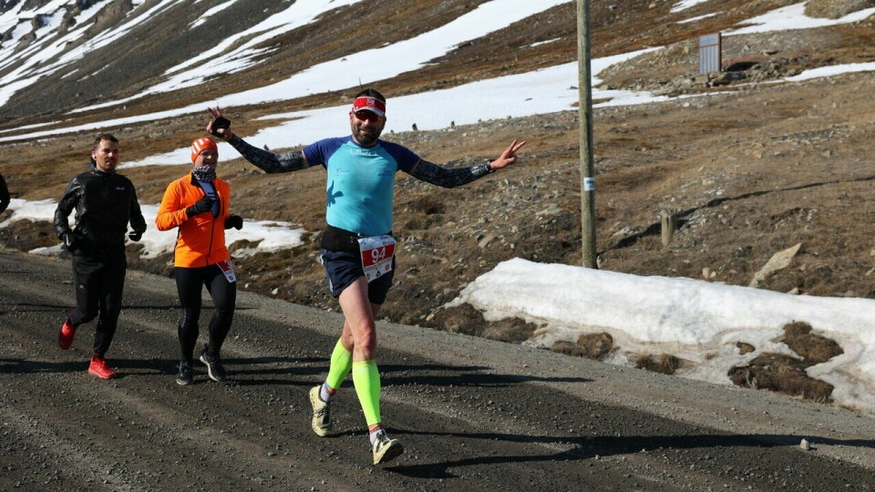 Roland Zachar i front under maratondistansen i Spitsbergen Marathon 2023