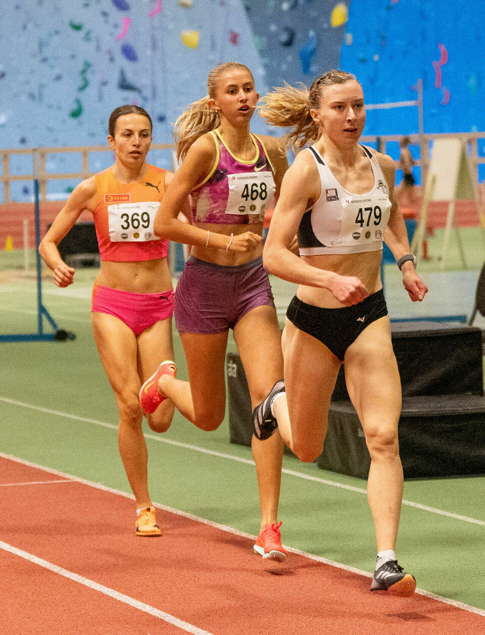 Hare Malin Nyfors drar foran Wilma Bekkemoen Torbiörnsson og Ingeborg Østgård. (Foto: Einar Børve)