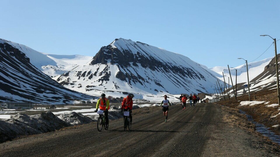 Spitsbergen Marathon 2023: Dieter Goegebeur tok tidlig en klar ledelse i herreklassen, og løp alene til mål på maraton.