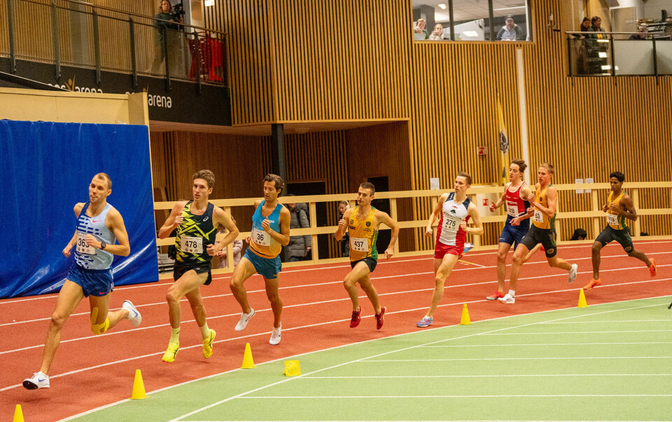 Hare Zan Rudolf leder an med feltet godt strukket ut i A-heatet på 1500 m for menn. (Foto: Einar Børve)