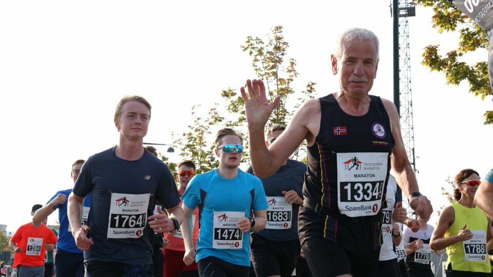 Tor-Arne Stenhaug vinker til fotografen under Maratondistansen under Trondheim Maraton 2024