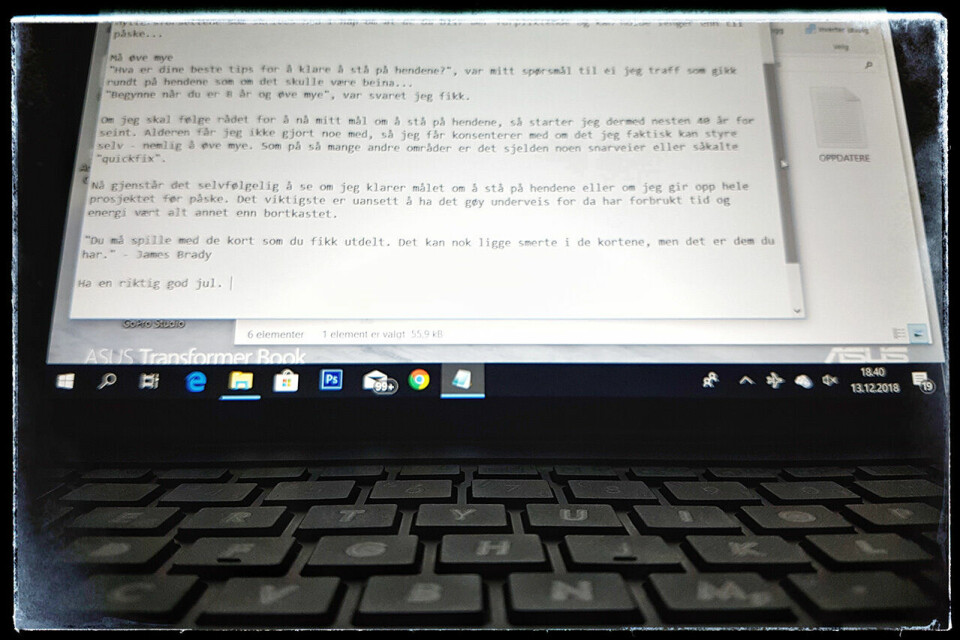 Kveldsskriving på flytur: Skriver for skrivingens skyld. (Foto: Bjørn Johannessen) Kveldsskriving på flytur: Skriver for skrivingens skyld. (Foto: Bjørn Johannessen)