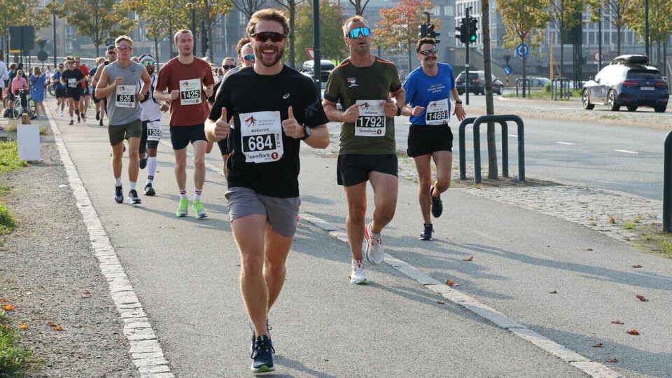 Vegard Gundersen tar seg tid til å hilse på fotografen på maratondistansen under Trondheim Maraton 2024