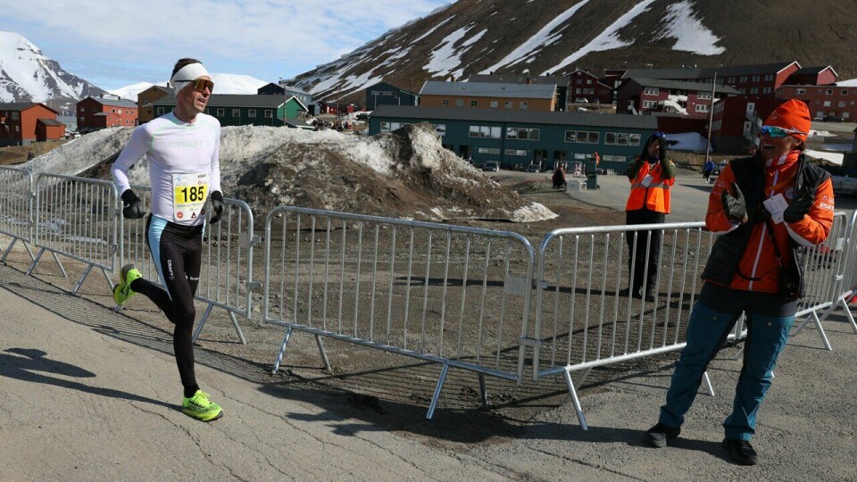 Spitsbergen Marathon 2023: Kristoffer Aashaug fra arrangørklubben blir heiet inn til seier på halvmaraton av løypevaktene (som også heiet på alle de andre).