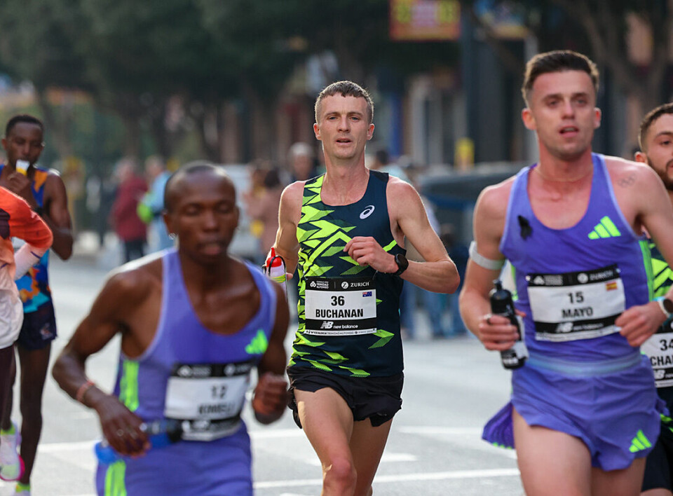 Andy Buchanan fra Australia er her på vei gjennom gatene i Valencia, inn til ny australsk rekord på maraton. (Foto: Arne Dag Myking)