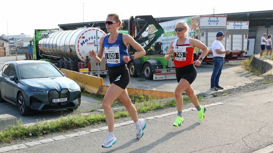Fremst Kathrine Kvernmo ble nummer tre på maratondistansen under Trondheim Maraton 2024, mens Camilla Lund (bak) vant.