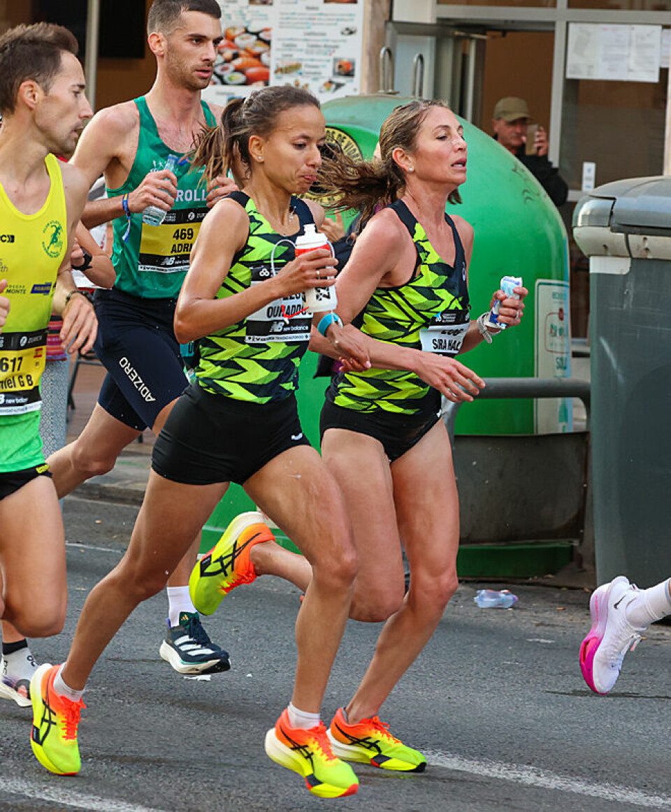 Sara Hall (her lengst borte i bildet) løp inn til en 10. plass for kvinner, på en tid som er ny maraton masters-rekord i USA.