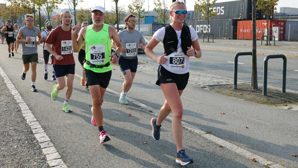 Nr 755 Geir Jensen ble vinner av klasse M60-64 år på maratondistansen under Trondheim Maraton 2024. Her ledes han av Sara Krauss i front.