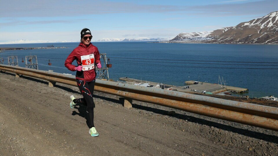 Spitsbergen Marathon 2023: Kjersti Ervik endte på en tredjeplass i mål på maraton