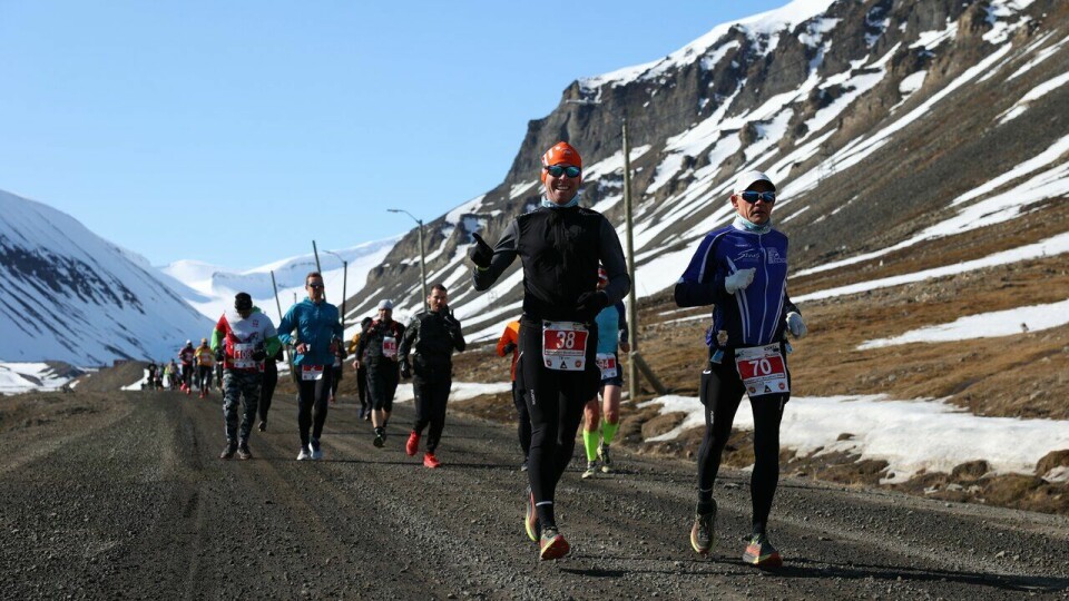 Niels De Water og Cees Vandervalk i front på en gruppe på maratondistansen under Spitsbergen Marathon 2023