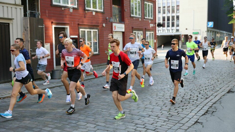 Fremst til venstre i hvit t-skjorte løper Eira Rapp som kom på andreplass på maratondistansen under Trondheim Maraton 2024
