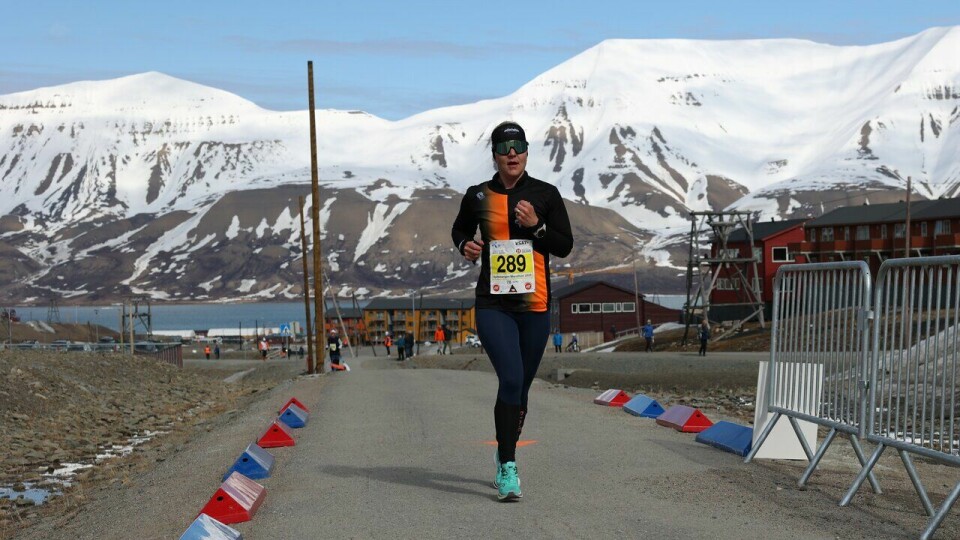 Riikka Tolvanen kom på andreplass på halvmaraton under Spitsbergen Marathon 2023