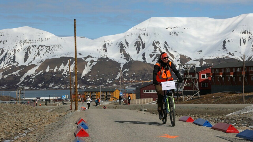 Franka Leiterer var følgesyklist på halvmaraton under Spitsbergen Marathon 2023