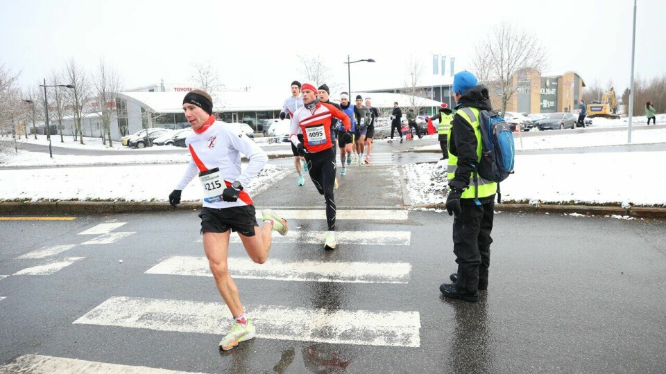 Anthony Sebergsen fremst med Henning Offigstad rett bak på maraton under Jessheim Vintermaraton 2023
