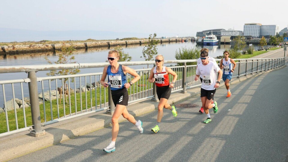 Kathrine Kvernmo foran Camilla Lund på maratondistansen under Trondheim Maraton 2024