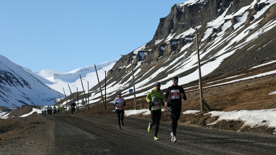 De to i front er f.v.: Yssef Hal og Tova Ronnersjö, mens Judith Gerringa kommer rett bak under maraton i Spitsbergen Marathon 2023